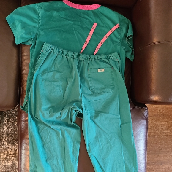 Women's scrubs size medium 4 pair - Picture 4 of 8